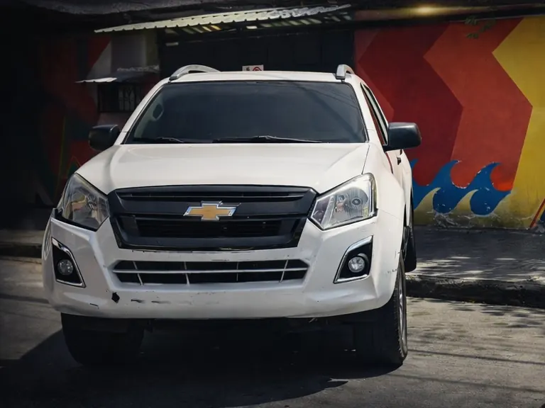 Isuzu D-Max antes (de frente)