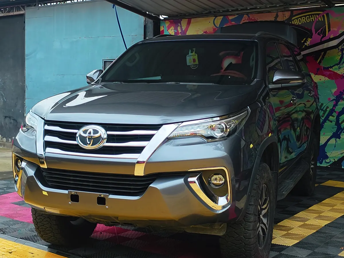 Toyota Fortuner antes (de frente)