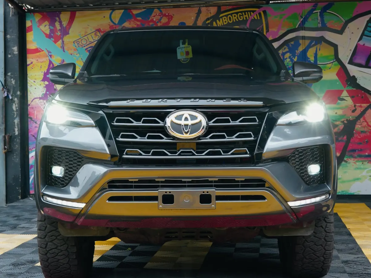 Toyota Fortuner después (de frente)